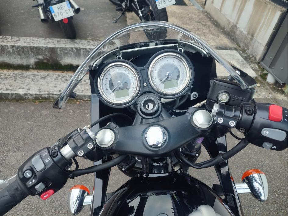 TRIUMPH THRUXTON 1200