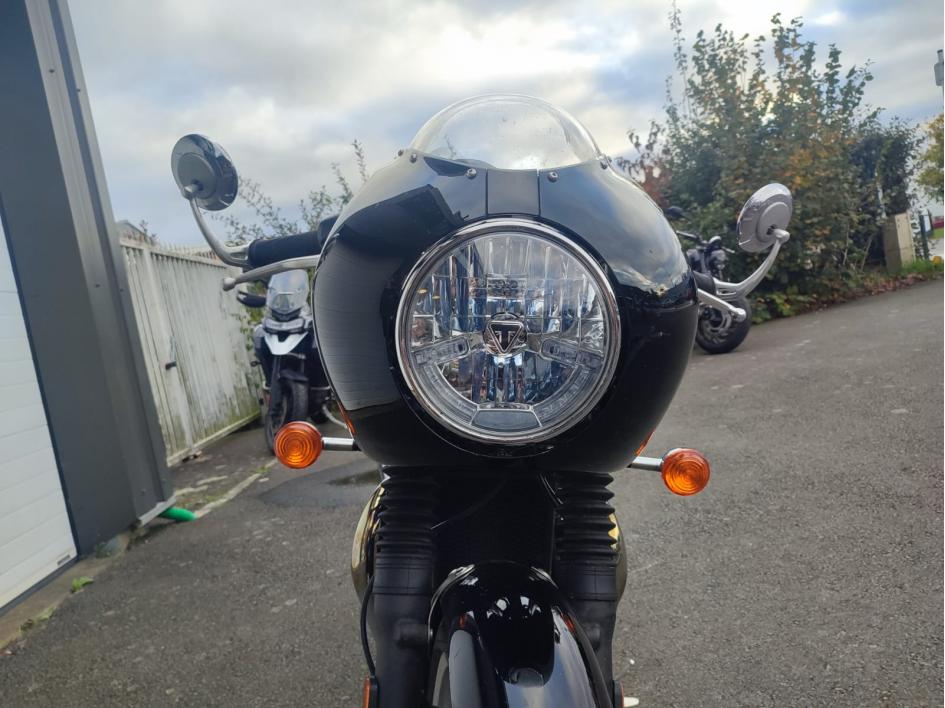 TRIUMPH THRUXTON 1200