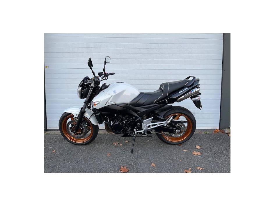 SUZUKI GSR 600