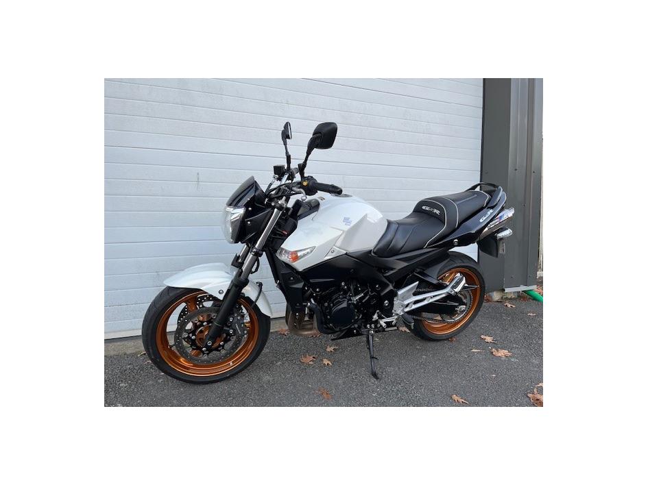 SUZUKI GSR 600