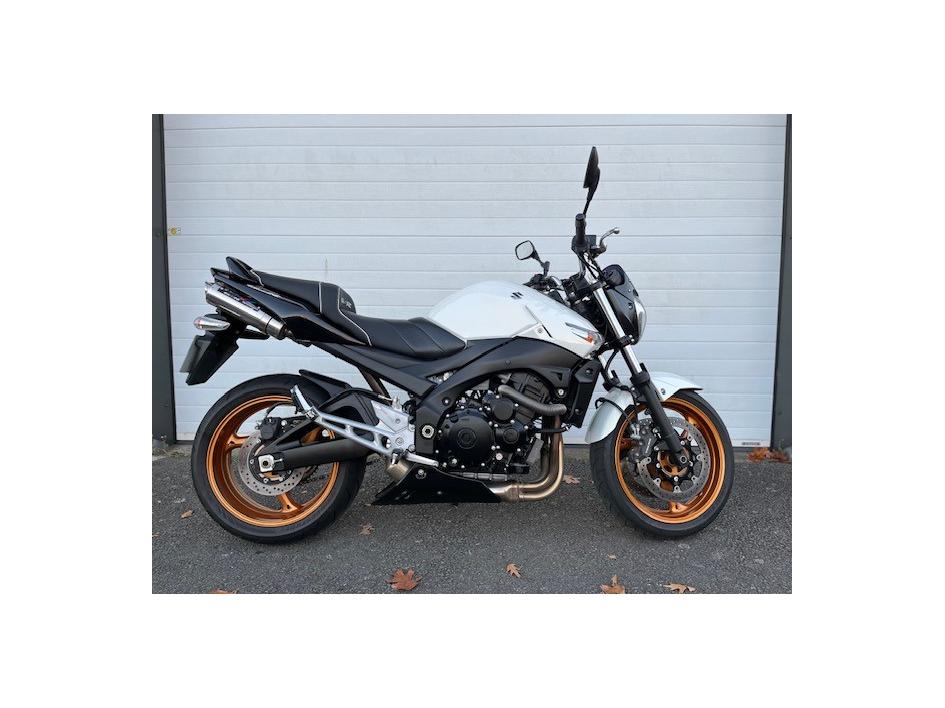 SUZUKI GSR 600