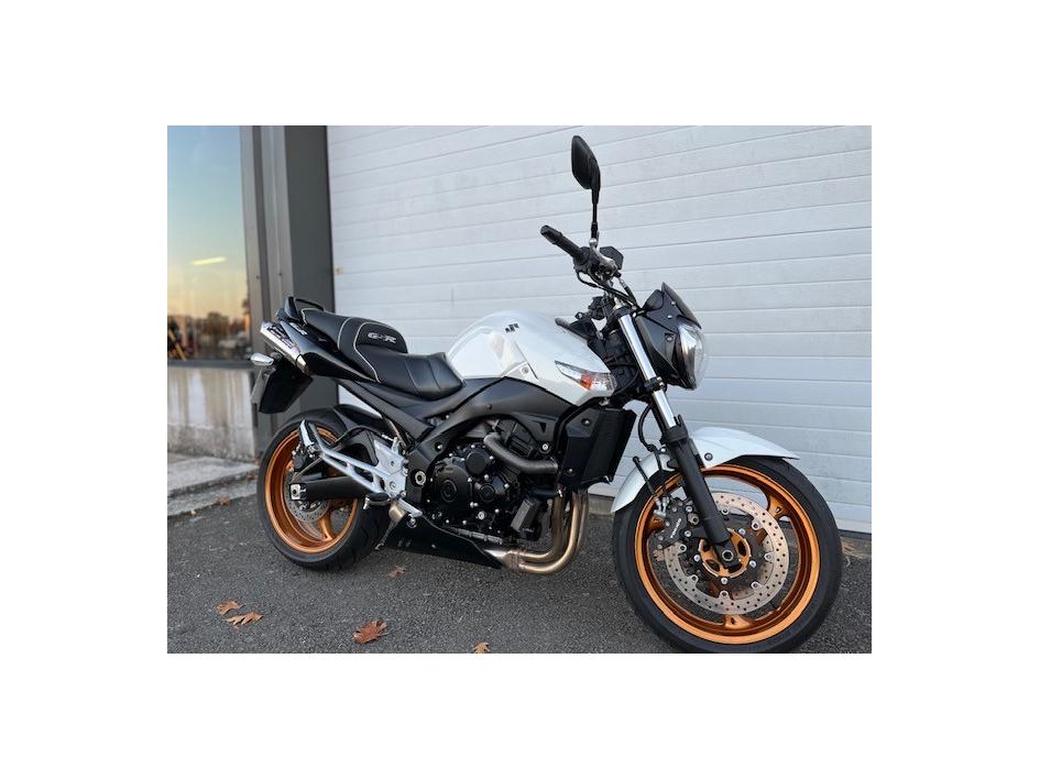 SUZUKI GSR 600