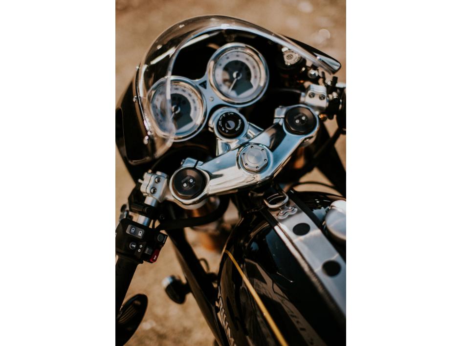 1200 THRUXTON-R FULL BLACK BEAUTY